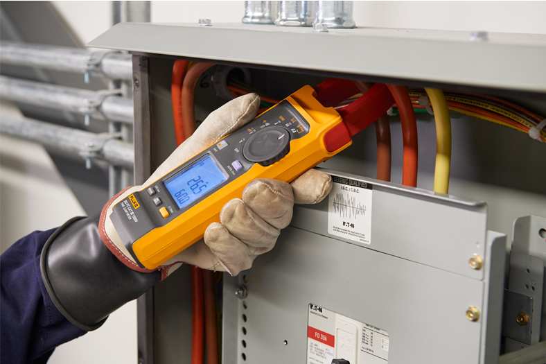 Fluke Clamp Meter with iFlex delivers safe, fast measurements in 1500 V DC Environment