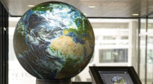 The interactive globe illustrates global interrelationships. In Hannover, KIT researchers show them on the basis of current data from climate and risk research. (Photo: Markus Breig, KIT)